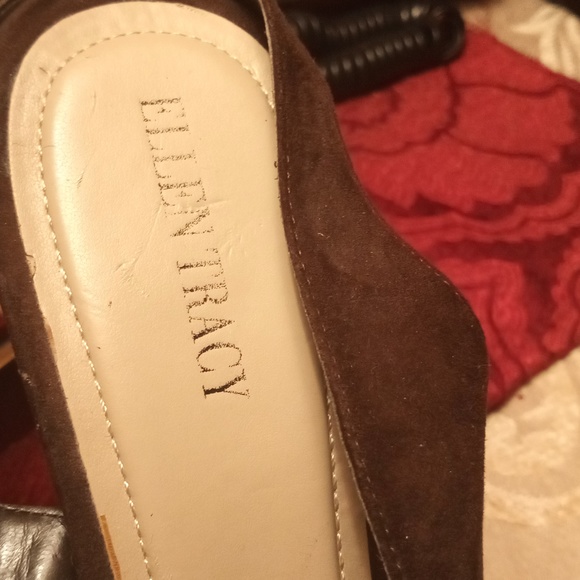 A pair of beautiful brown suede heels - Picture 2 of 8
